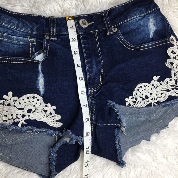 ⬇️Bongo Distressed Crochet Lace Denim Shorts Size 7 - Picture 10 of 14